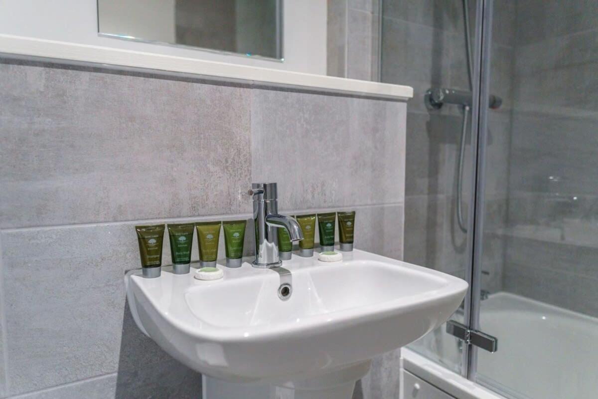 Stunning 2 Bed Apartment In Salford With Views Manchester Esterno foto