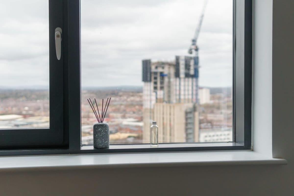 Stunning 2 Bed Apartment In Salford With Views Manchester Esterno foto