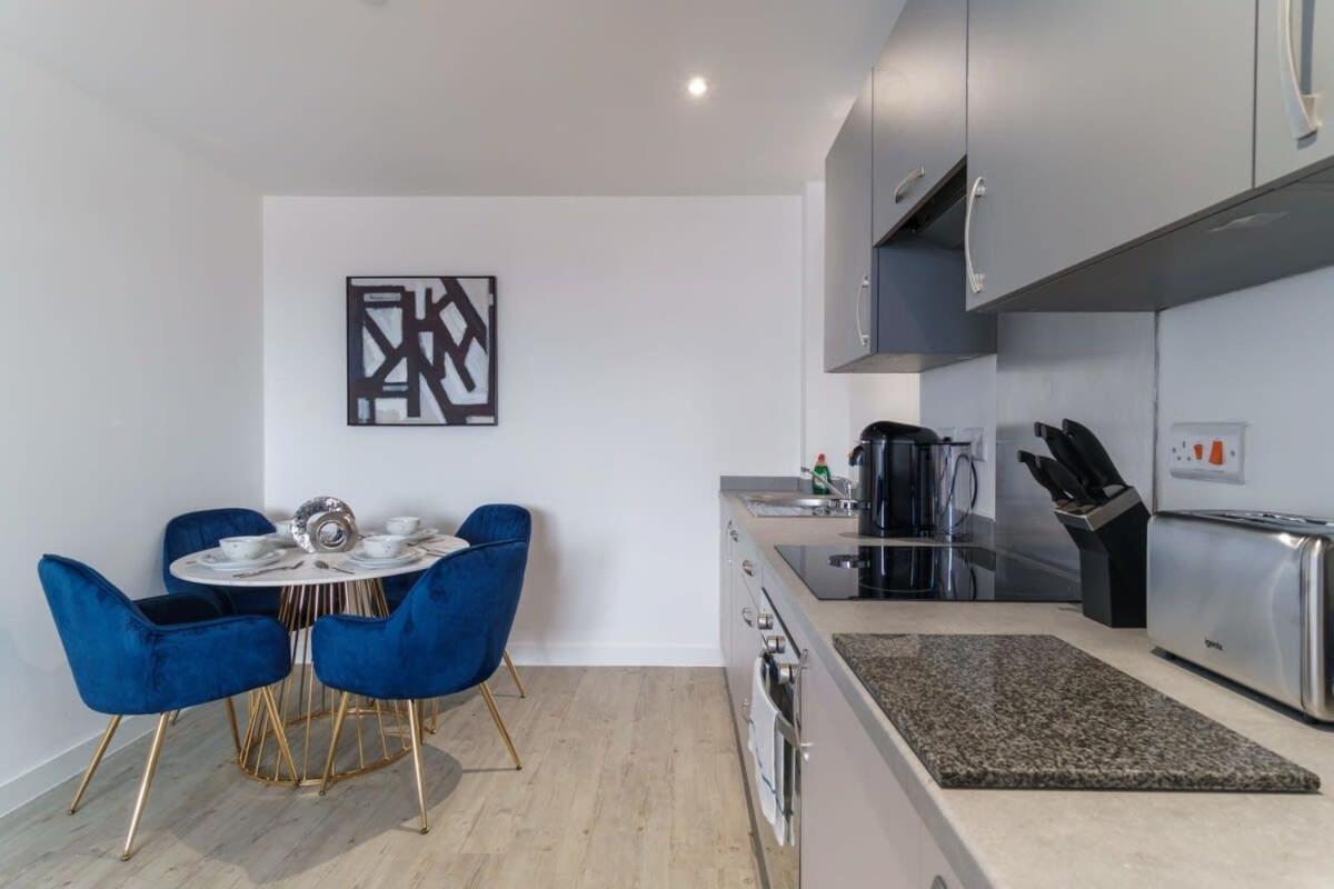 Stunning 2 Bed Apartment In Salford With Views Manchester Esterno foto