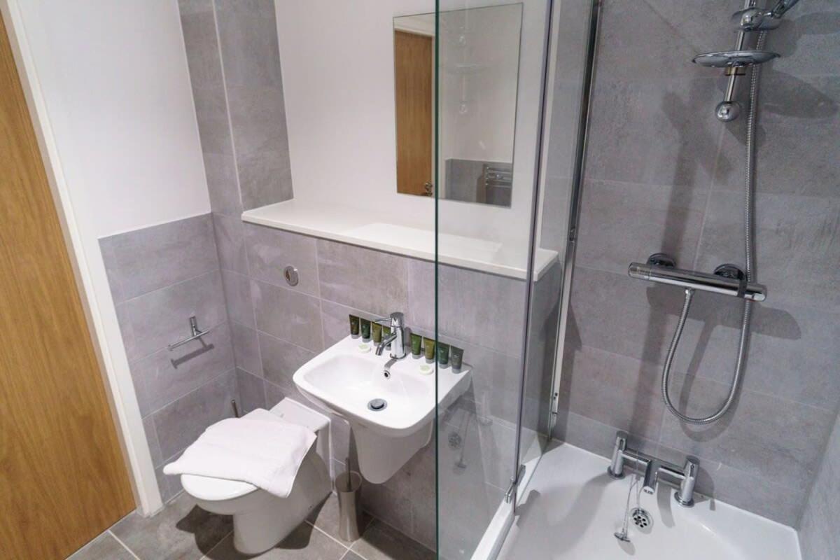 Stunning 2 Bed Apartment In Salford With Views Manchester Esterno foto