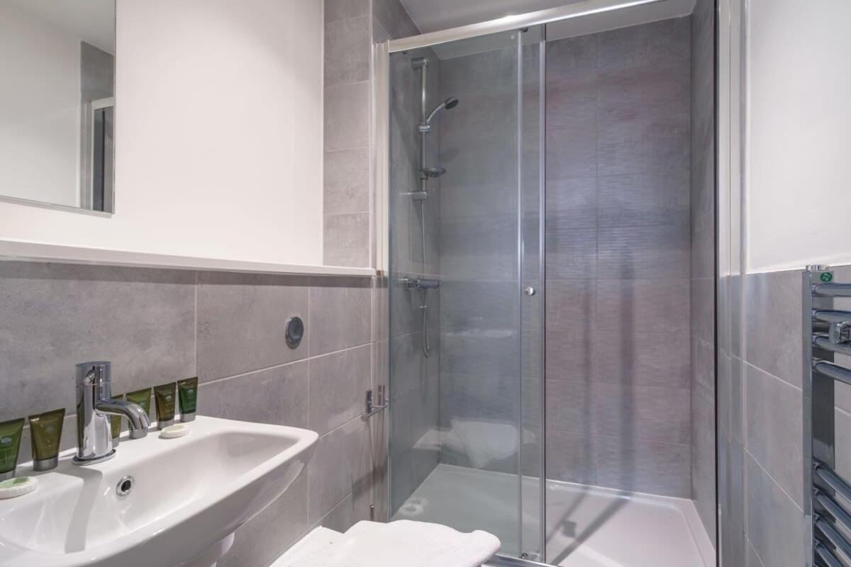Stunning 2 Bed Apartment In Salford With Views Manchester Esterno foto