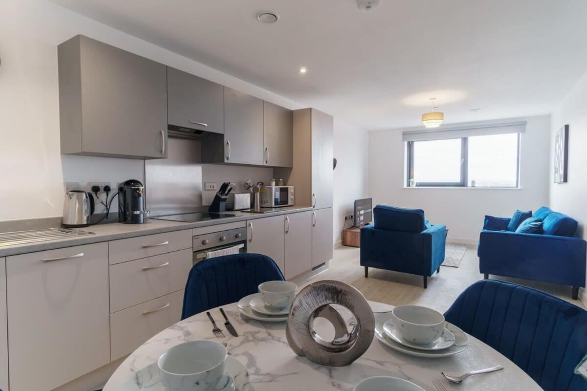 Stunning 2 Bed Apartment In Salford With Views Manchester Esterno foto